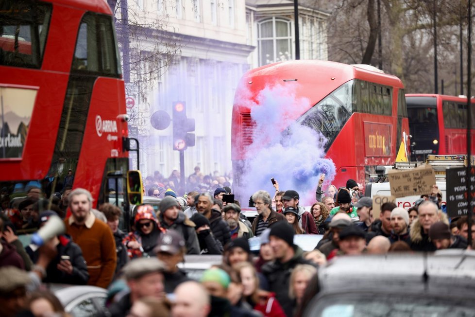 Londýn zažívá demonstrace proti omezením spojeným s koronavirovou nákazou, zasahovat musí policie (20. 3. 2021)