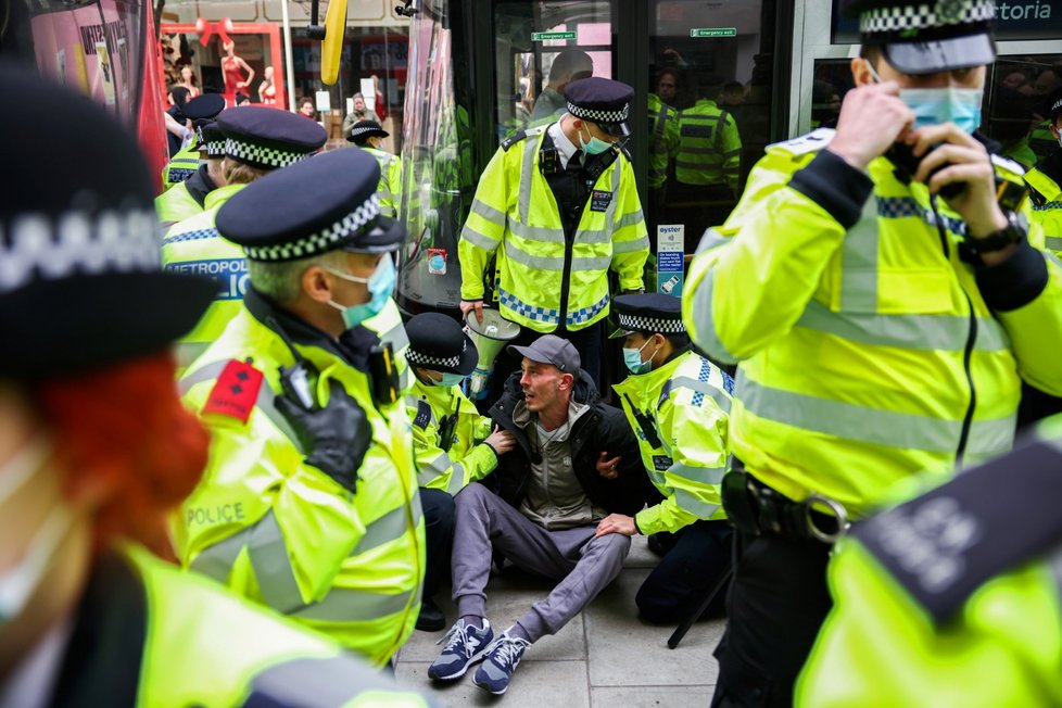 Londýn zažívá demonstrace proti omezením spojeným s koronavirovou nákazou, zasahovat musí policie (20. 3. 2021)