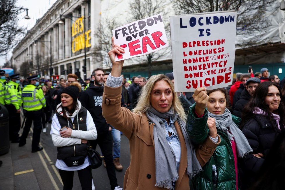 Londýn zažívá demonstrace proti omezením spojeným s koronavirovou nákazou, zasahovat musí policie (20. 3. 2021)