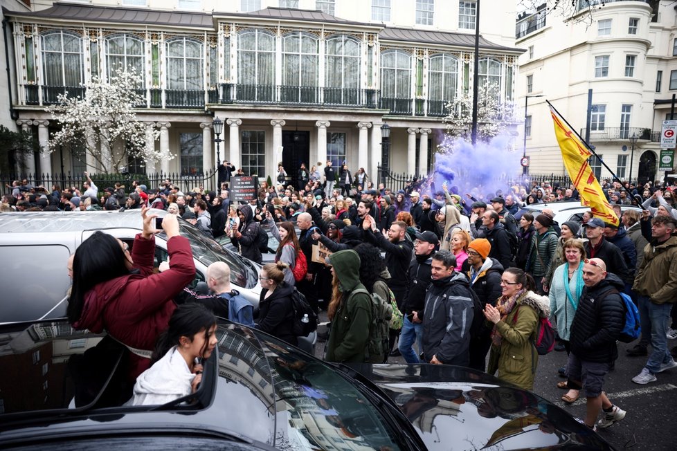 Londýn zažívá demonstrace proti omezením spojeným s koronavirovou nákazou, zasahovat musí policie (20. 3. 2021)