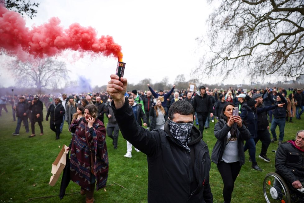 Londýn zažívá demonstrace proti omezením spojeným s koronavirovou nákazou, zasahovat musí policie (20. 3. 2021)