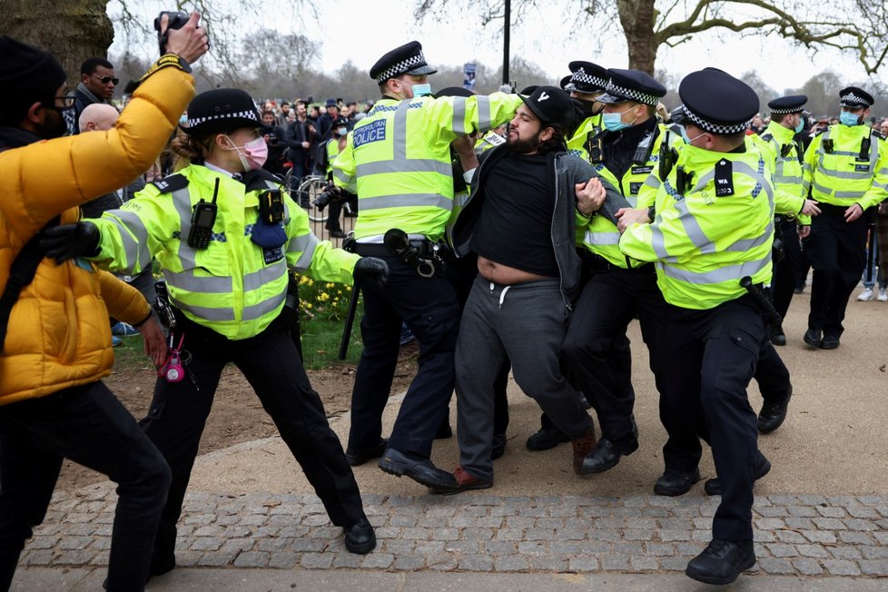 Londýn zažívá demonstrace proti omezením spojeným s koronavirovou nákazou, zasahovat musí policie (20. 3. 2021)