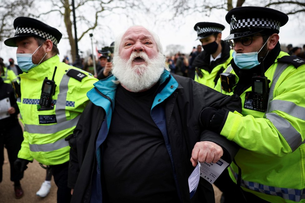 Londýn zažívá demonstrace proti omezením spojeným s koronavirovou nákazou, zasahovat musí policie (20. 3. 2021)