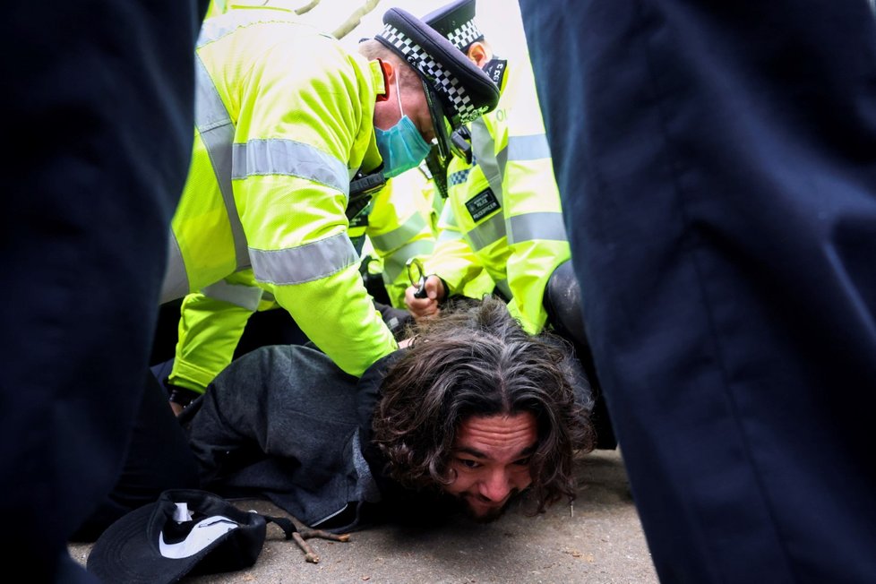 Londýn zažívá demonstrace proti omezením spojeným s koronavirovou nákazou, zasahovat musí policie (20. 3. 2021)