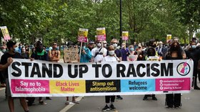 Demonstraci krajní pravice v Londýně provázejí násilnosti (13. 6. 2020).