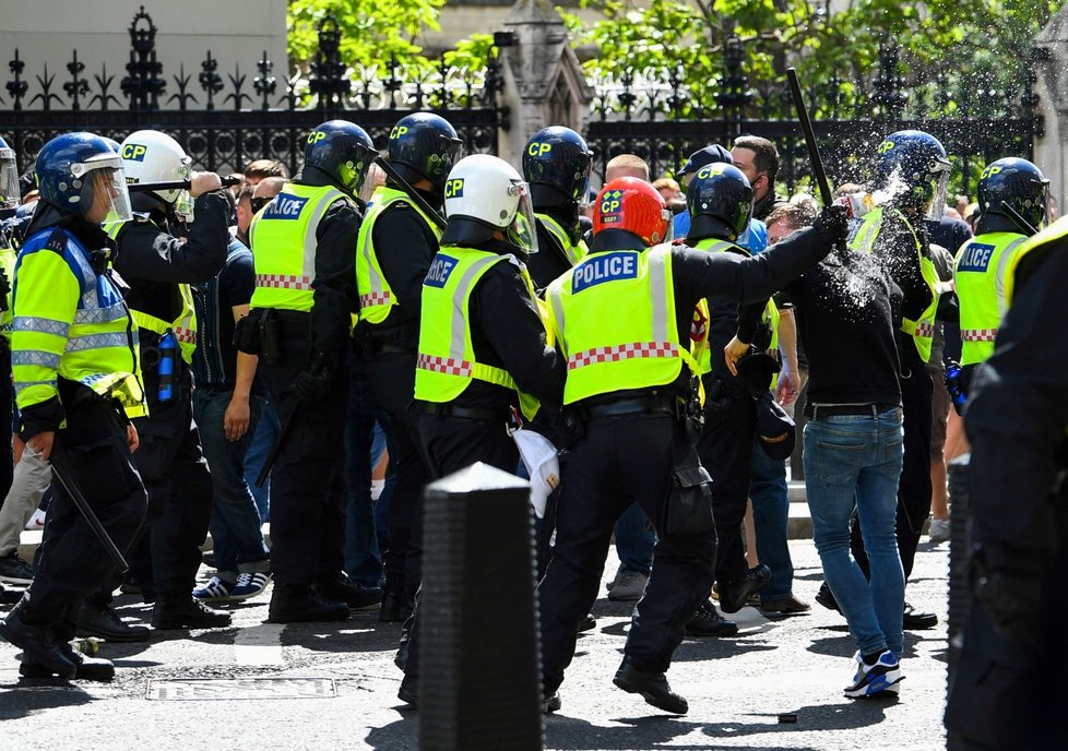 Demonstraci krajní pravice v Londýně provázejí násilnosti (13. 6. 2020)