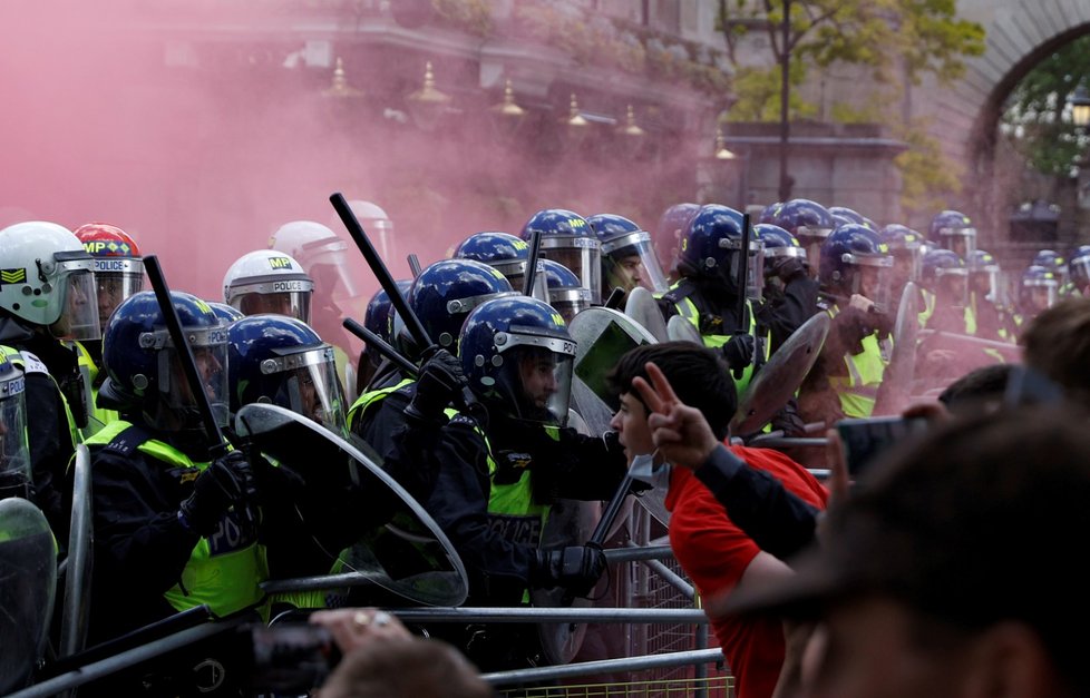 Demonstraci krajní pravice v Londýně provázejí násilnosti (13. 6. 2020).