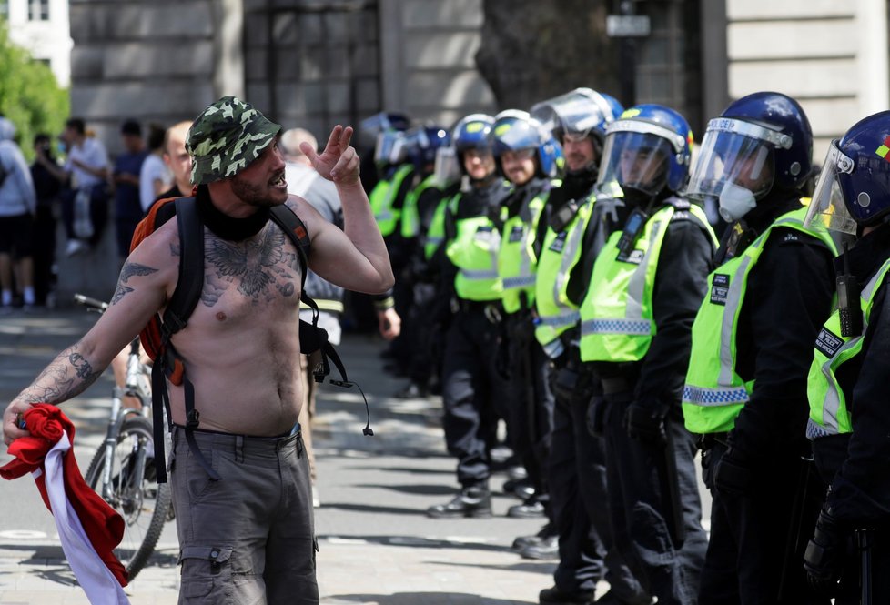 Demonstraci krajní pravice v Londýně provázejí násilnosti (13. 6. 2020).