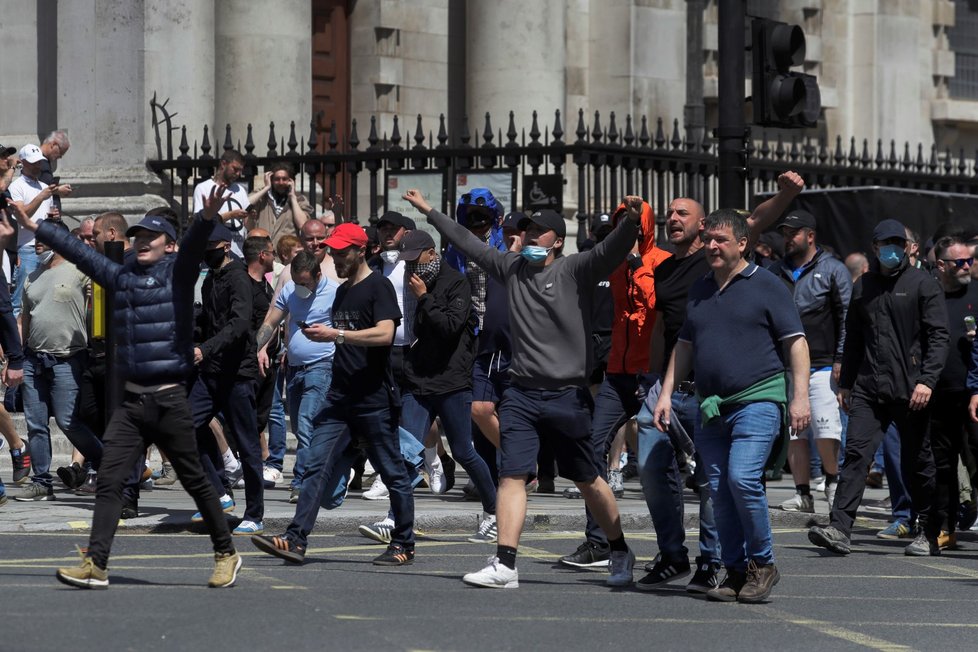 Demonstraci krajní pravice v Londýně provázejí násilnosti (13. 6. 2020).