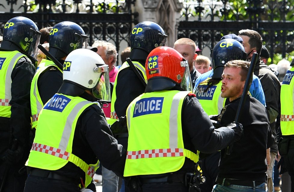 Demonstraci krajní pravice v Londýně provázejí násilnosti (13. 6. 2020)