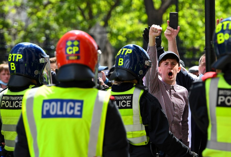 Demonstraci krajní pravice v Londýně provázejí násilnosti (13. 6. 2020)