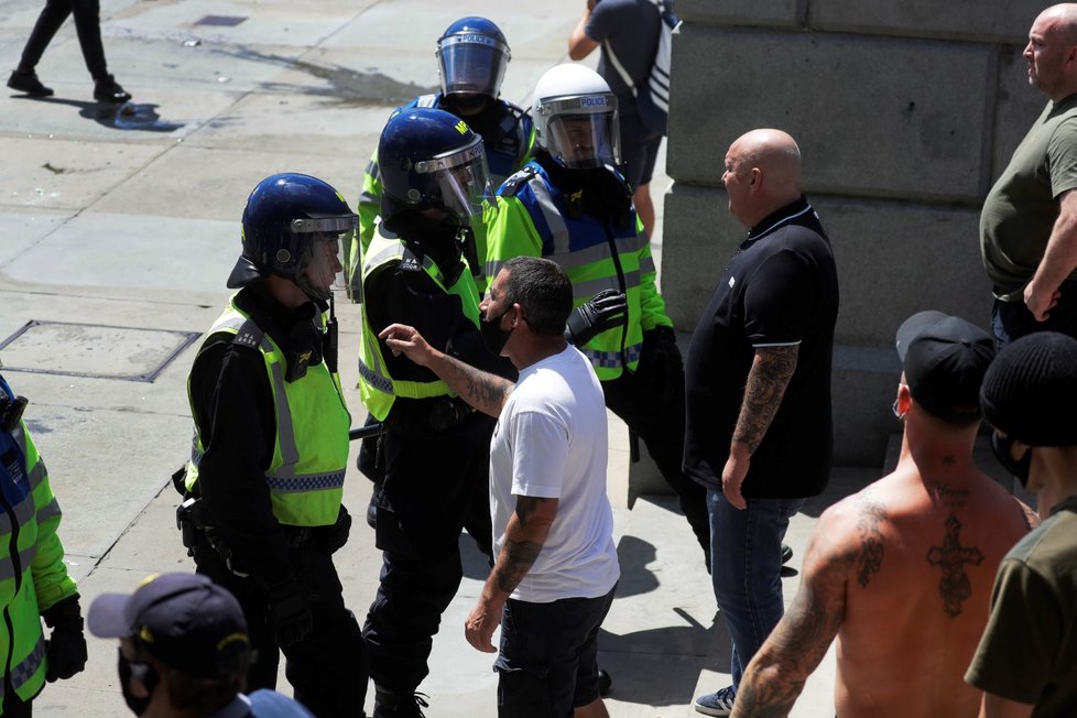 Demonstraci krajní pravice v Londýně provázejí násilnosti (13. 6. 2020).