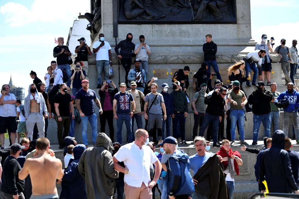 Demonstraci krajní pravice v Londýně provázejí násilnosti (13. 6. 2020)