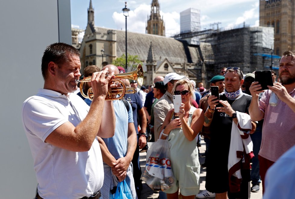 Demonstraci krajní pravice v Londýně provázejí násilnosti (13. 6. 2020)