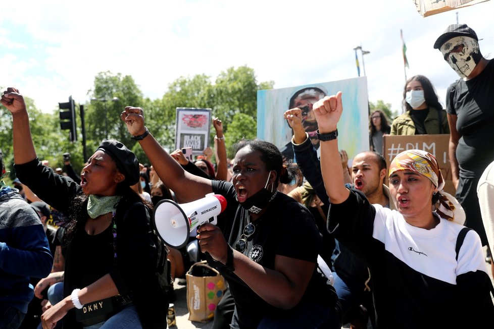 Demonstraci krajní pravice v Londýně provázejí násilnosti (13. 6. 2020).