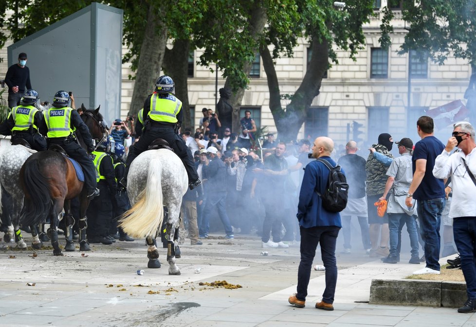 Demonstraci krajní pravice v Londýně provázejí násilnosti (13. 6. 2020)