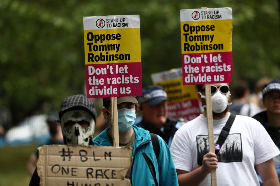 Demonstraci krajní pravice v Londýně provázejí násilnosti (13. 6. 2020)