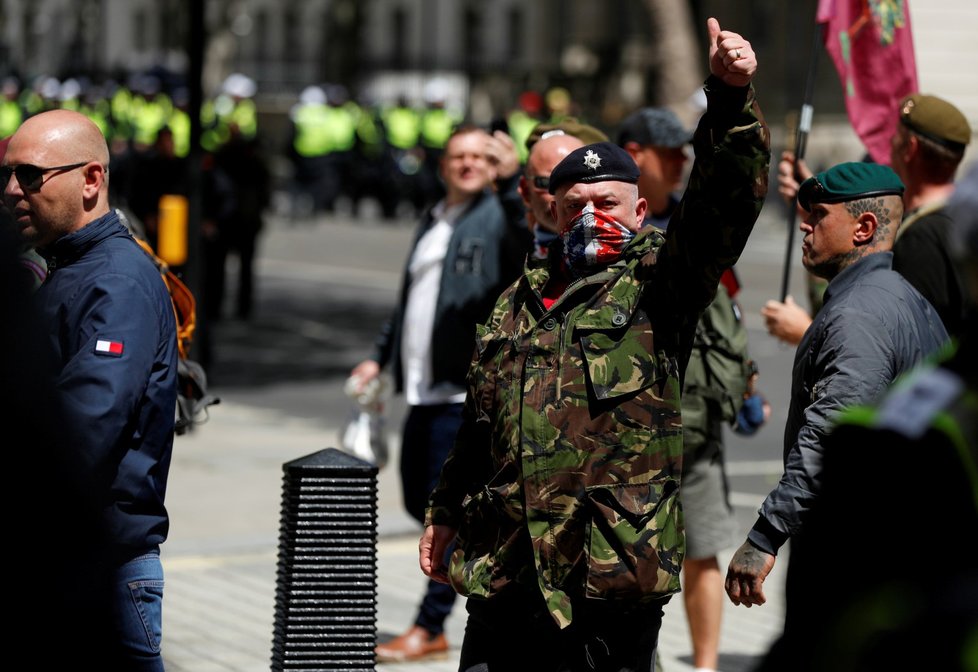 Demonstraci krajní pravice v Londýně provázejí násilnosti (13. 6. 2020)