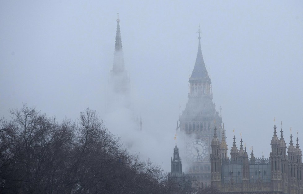 Londýn se ponořil do husté mlhy.