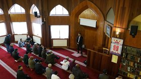 Muslimská komunita v mešitě v Londýně