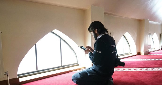 Muslimská komunita v mešitě v Londýně