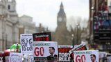 Cameron bojuje s Panama Papers. Tisíce Britů: „Je čas odejít...“ 