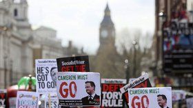 Dav několika tisíc lidí vyzýval v sobotu 9. dubna premiéra Davida Camerona k rezignaci. Zapletl se do kauzy Panama Papers.