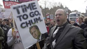 Dav několika tisíc lidí vyzýval v sobotu 9. dubna premiéra Davida Camerona k rezignaci. Zapletl se do kauzy Panama Papers.