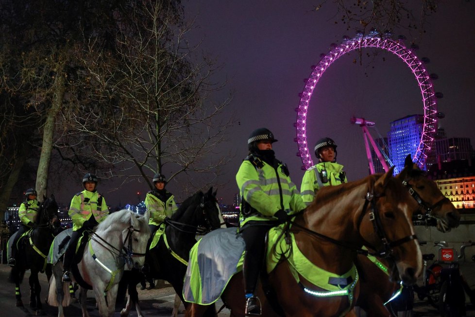 Oslavy v Londýně doprovází protesty proti lockdownu. Na vše dohlíží policie. (1. 1. 2020)
