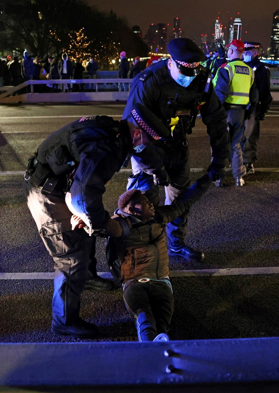 Oslavy v Londýně doprovází protesty proti lockdownu. Na vše dohlíží policie. (1. 1. 2020)