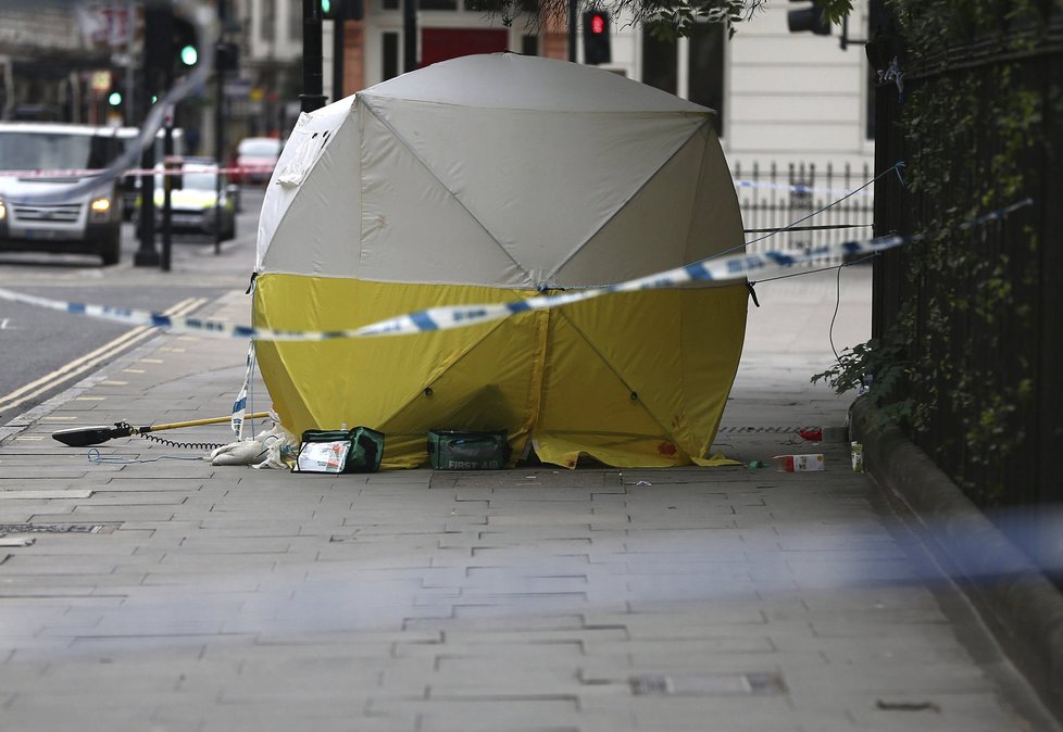 Útočník v Londýně ubodal ženu a zranil pět lidí.