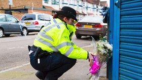 Londýnští policisté u květin, položených na památku zavražděné Taneshy Melbourneové (2.4.2018)