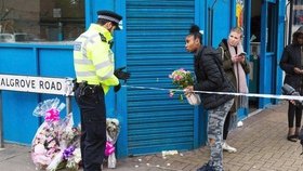 Londýnští policisté u květin, položených na památku zavražděné Taneshy Melbourneové