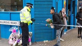 Londýnští policisté u květin, položených na památku zavražděné Taneshy Melbourneové (2.4.2018)