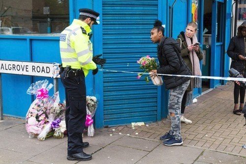 Londýnští policisté u květin, položených na památku zavražděné Taneshy Melbourneové (2.4.2018)
