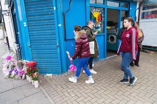 Londýňané přicházejí položit květiny k místu, kde byla zavražděna sedmnáctiletá Tanesha Melbourneová (2.4.2018)