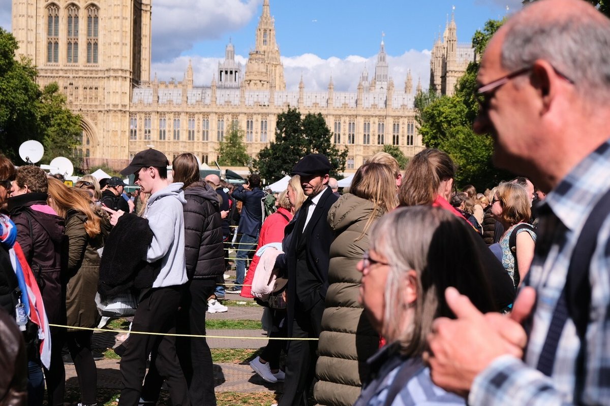 Do Westminsterského paláce dorazil slavný přítel královské rodiny David Beckham, aby se zde rozloučil s královnou Alžbětou II.&nbsp;