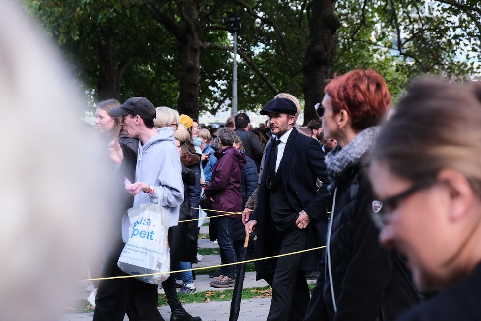 Do Westminsterského paláce dorazil slavný přítel královské rodiny David Beckham, aby se zde rozloučil s královnou Alžbětou II.