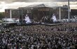 Pouhý den po útoku v Londýně se v Manchesteru konal obří benefiční koncert Ariany Grande (23), na jejímž vystoupení v témže městě před 2 týdny zabil sebevražedný atentátník 22 lidí. Zpěvačka, kterou na pódiu vystřídal mj. Robbie Williams (43), neunesla tíhu okamžiku a před zraky 60 tisíc fanoušků se rozplakala.
