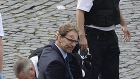 Konzervativní poslanec a sekretář ministerstva zahraničí Tobias Ellwood se snažil udržet při životě londýnského policistu, kterého pobodal terorista v areálu britského parlamentu. Podle svědků bývalý voják Ellwood běžel na druhou stranu než všichni ostatní, a to ke zraněnému policistovi. „Než dorazil vrtulník a záchranáři, pokoušel se mu holýma rukama zastavit krvácení z bodných ran. Neměl ale šanci situaci zachránit…,“ uvedli svědci.