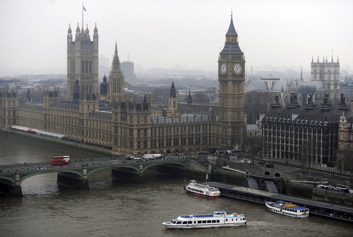 K útoku došlo u budov britského parlamentu.