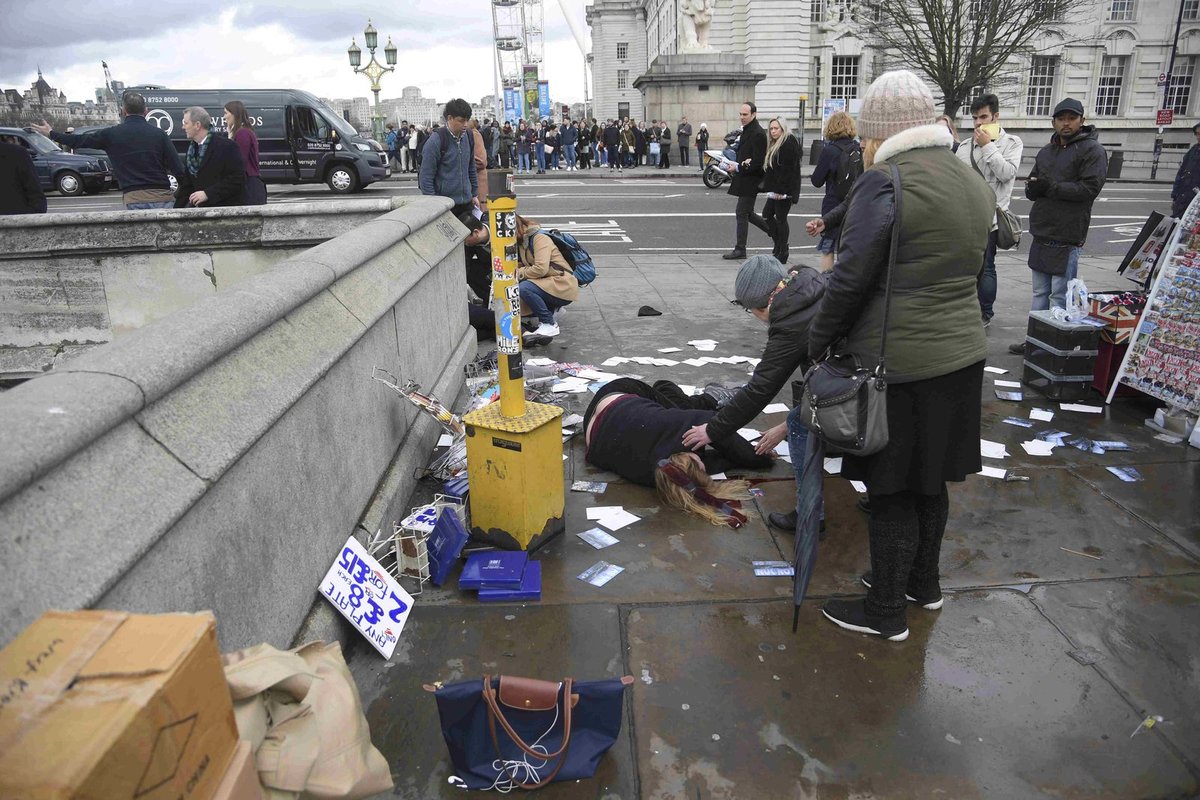 Zraněnou ženu na Westminsterském mostě uklidňovala kolemjdoucí.