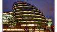 Londýnská radnice ležicí u prostřed finanční čtvrti City