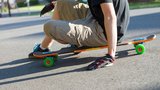 Půjč mně longboard, nebo tě zmlátím! Vyhrožoval policií hledaný nezletilec školákovi