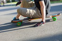 Půjč mně longboard, nebo tě zmlátím! Vyhrožoval policií hledaný nezletilec školákovi