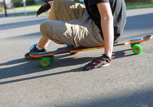 Mladík nechtěl neznámým mladíkům půjčit longboard, jeden mu proto vyhrožoval bitím. Ilustrační foto