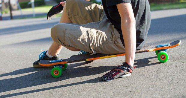 Mladík nechtěl neznámým mladíkům půjčit longboard, jeden mu proto vyhrožoval bitím. Ilustrační foto