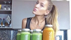 Pětadvacetiletá Loni Jane Anthony z Austrálie se na svém blogu chlubí, že jí až dvacet banánů denně, doplňuje je syrovou zeleninu a pije ovocné smoothies.