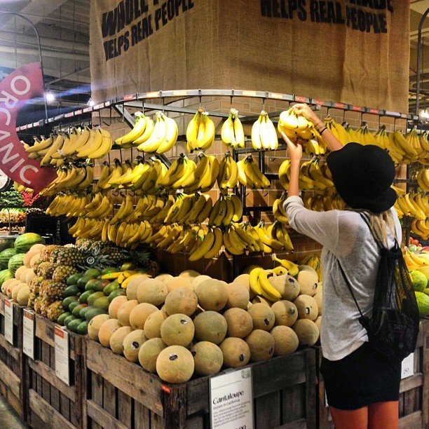Pětadvacetiletá Loni Jane Anthony z Austrálie se na svém blogu chlubí, že jí až dvacet banánů denně, syrovou zeleninu a pije ovocné smoothies.