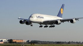 Airbus A380 v barvách německé Lufthansy podíval i do Prahy